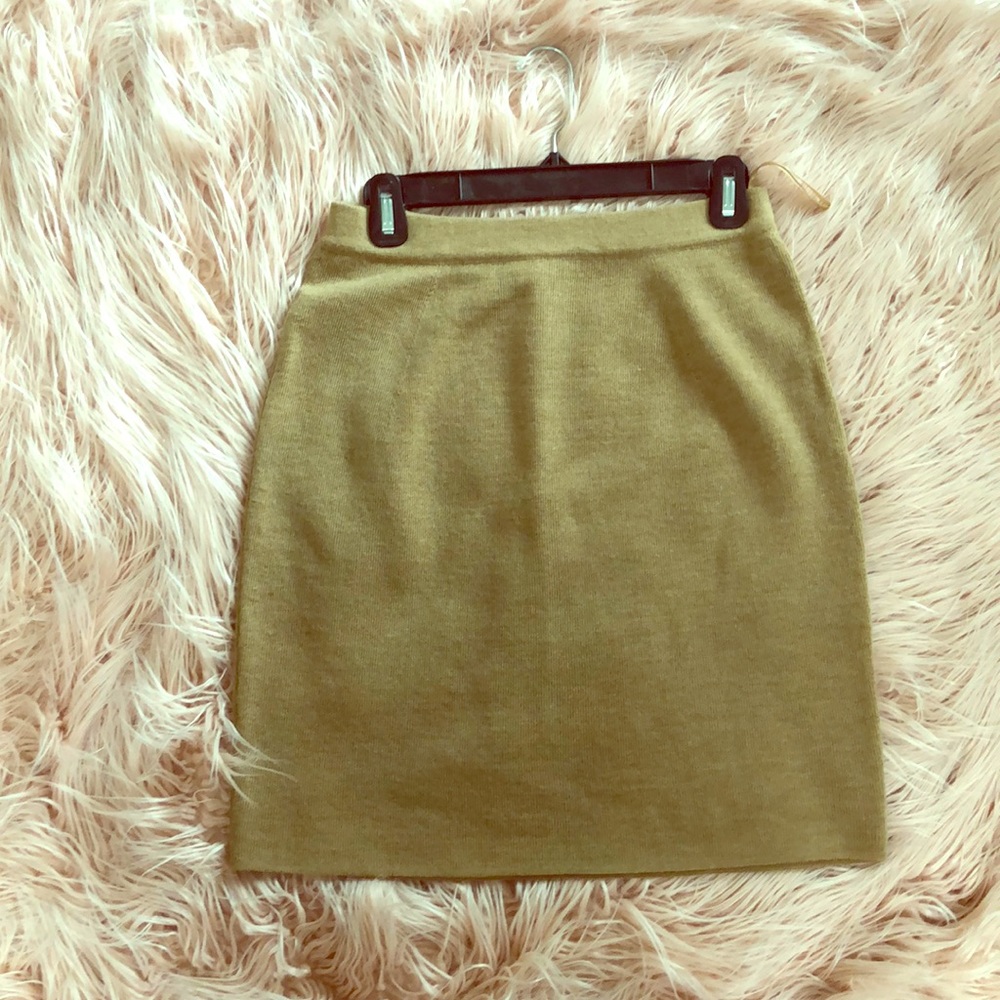 Banana knit skirt